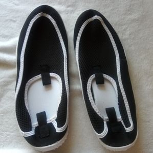 MEN'S SWIM SHOES BLACK AND WHITE SIZE 9/10 NEVER WORN.  Fits more like a 9